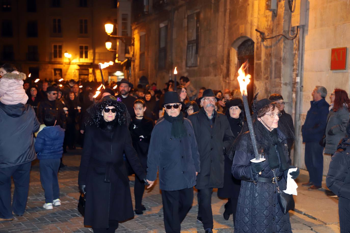 Centenares de burgaleses se echan a la calle en un multitudinario acto.