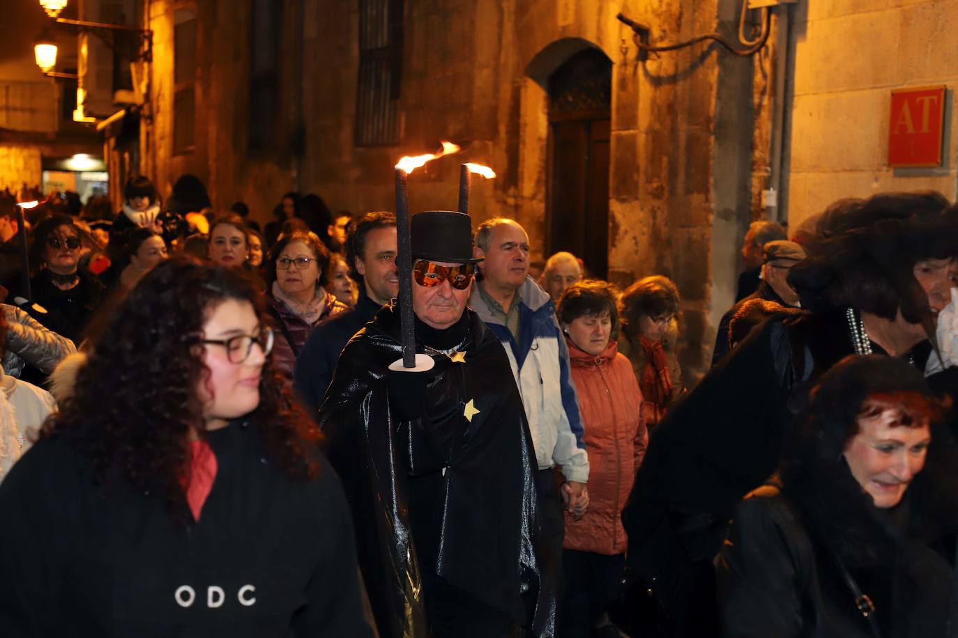 Centenares de burgaleses se echan a la calle en un multitudinario acto.