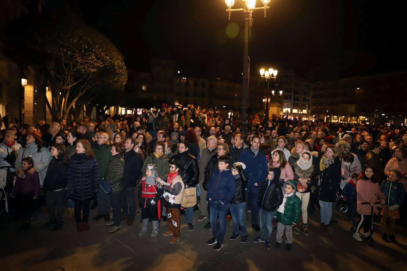 Centenares de burgaleses se echan a la calle en un multitudinario acto.