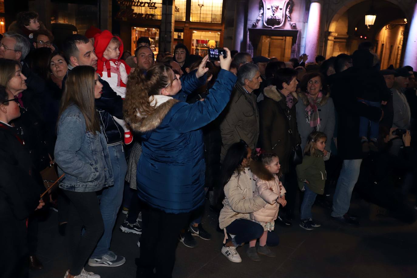 Centenares de burgaleses se echan a la calle en un multitudinario acto.