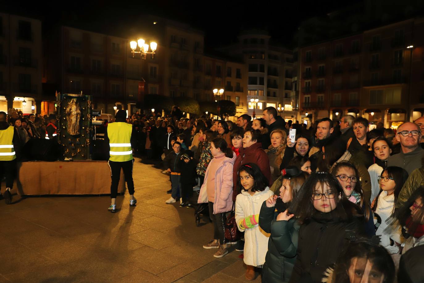 Centenares de burgaleses se echan a la calle en un multitudinario acto.