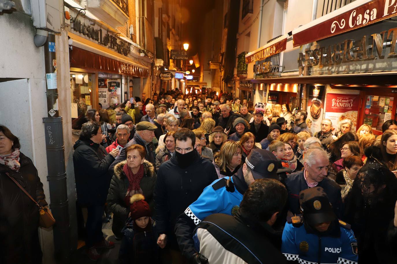 Centenares de burgaleses se echan a la calle en un multitudinario acto.