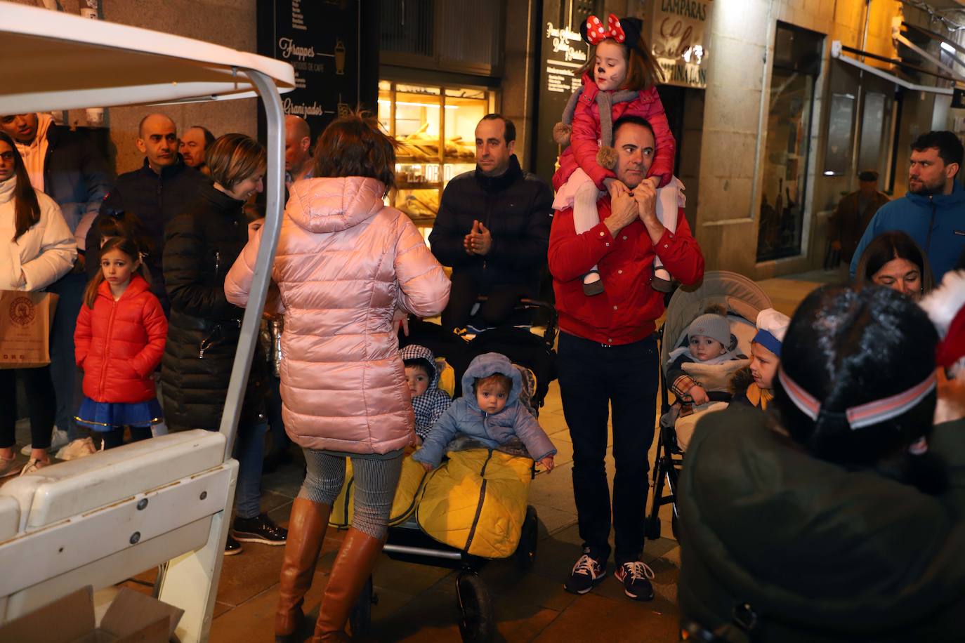 Centenares de burgaleses se echan a la calle en un multitudinario acto.