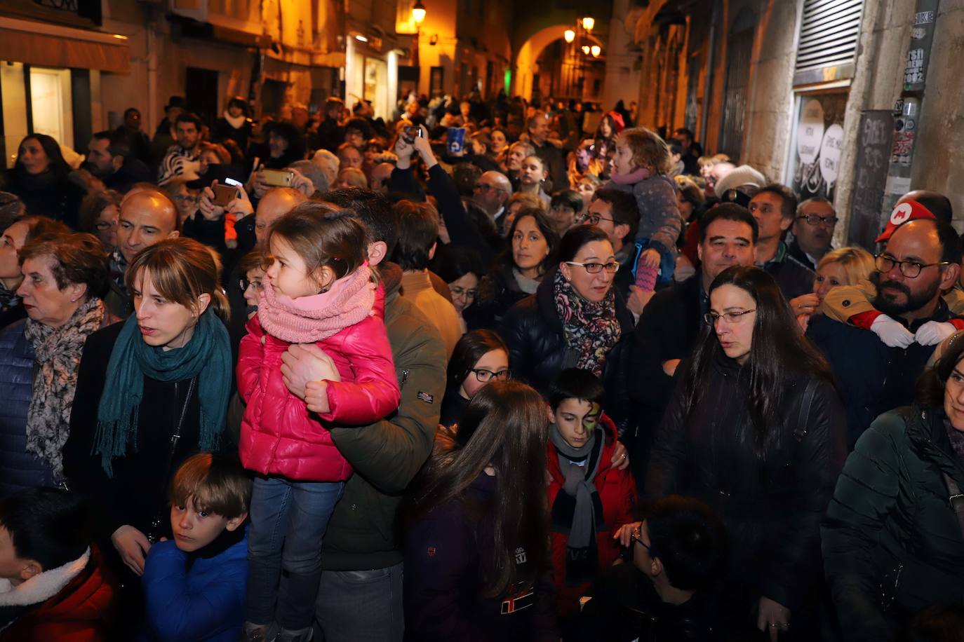 Centenares de burgaleses se echan a la calle en un multitudinario acto.