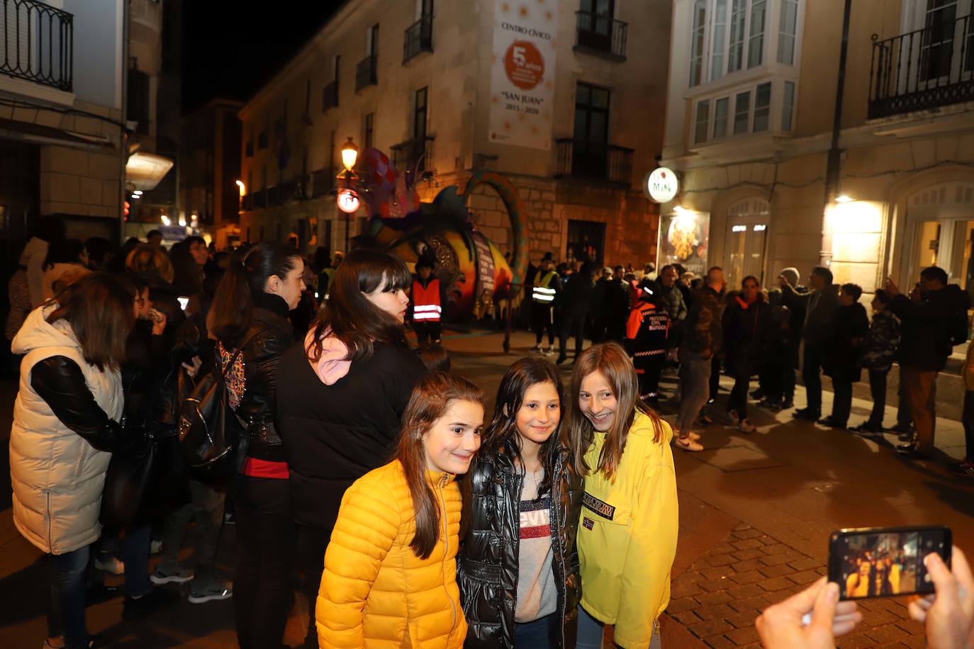 Centenares de burgaleses se echan a la calle en un multitudinario acto.