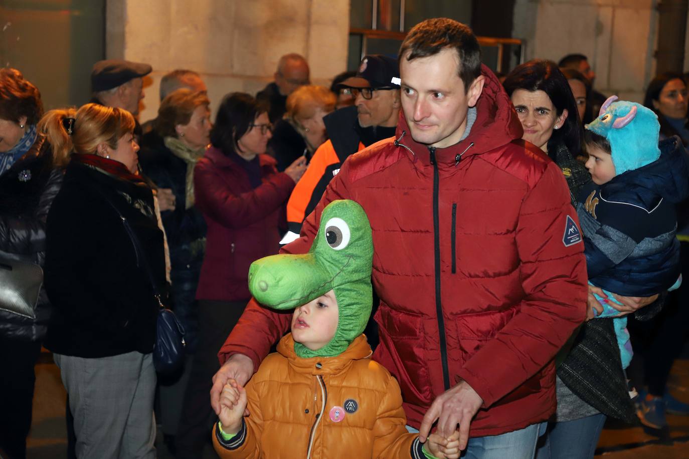 Centenares de burgaleses se echan a la calle en un multitudinario acto.