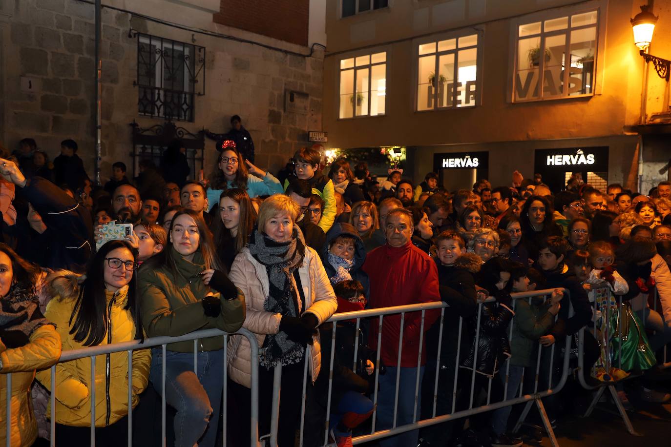 Centenares de burgaleses se echan a la calle en un multitudinario acto.