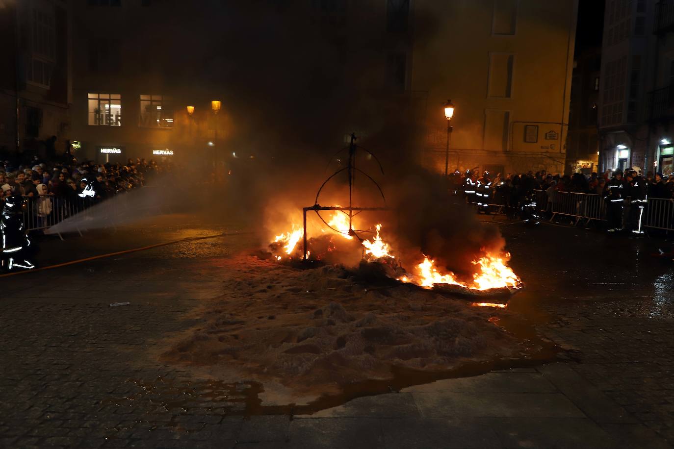 Centenares de burgaleses se echan a la calle en un multitudinario acto.