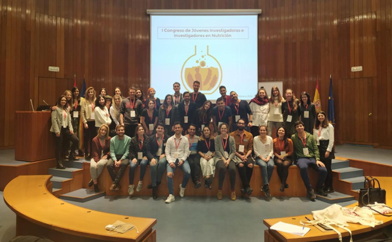 Foto de familia de las doctoras de la Universidad Isabel I con el resto de participantes en el Congreso.