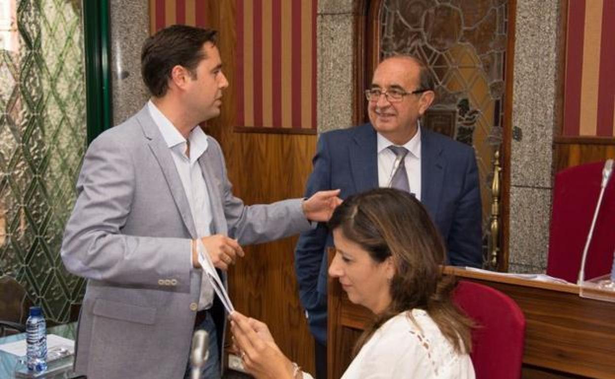 Imagen de Antonio Fernández Santos, junto a Daniel de la Rosa y Nuria Barrio, cuando todavía era concejal del PSOE