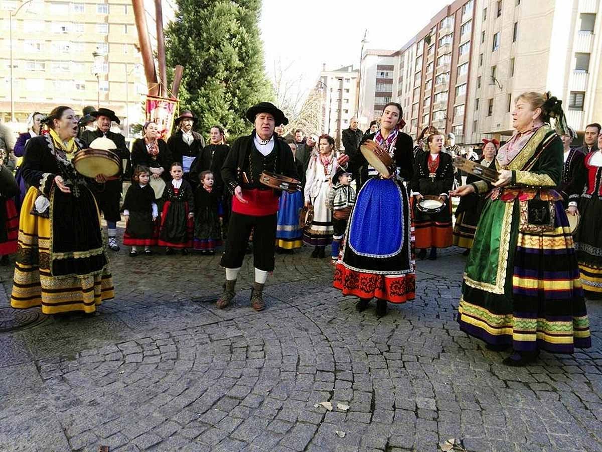 La Plaza Mayor llena de público para ver las Marzas.