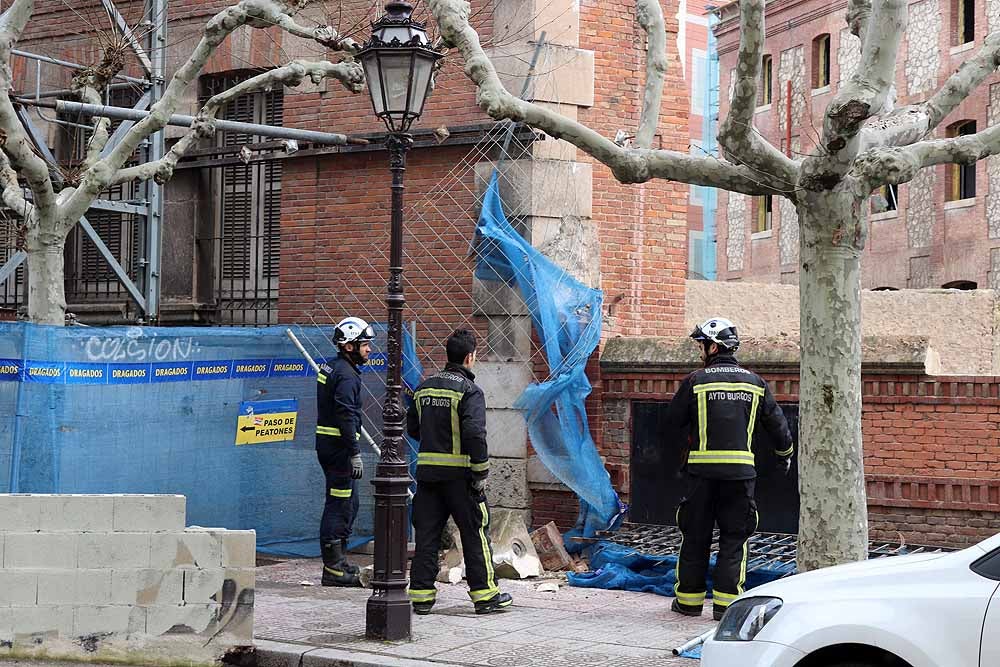 Fotos: Los bomberos han tenido que intervenir en la caída del muro exterior del antiguo colegio Niño Jesús