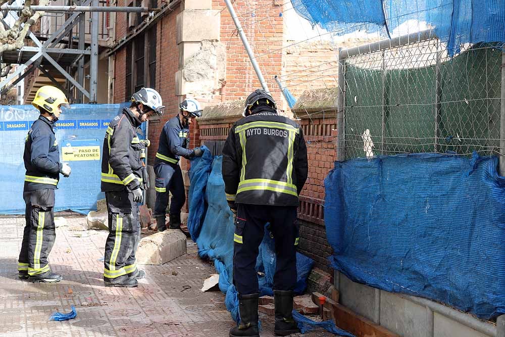 Fotos: Los bomberos han tenido que intervenir en la caída del muro exterior del antiguo colegio Niño Jesús