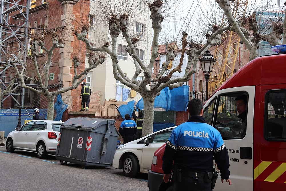 Fotos: Los bomberos han tenido que intervenir en la caída del muro exterior del antiguo colegio Niño Jesús