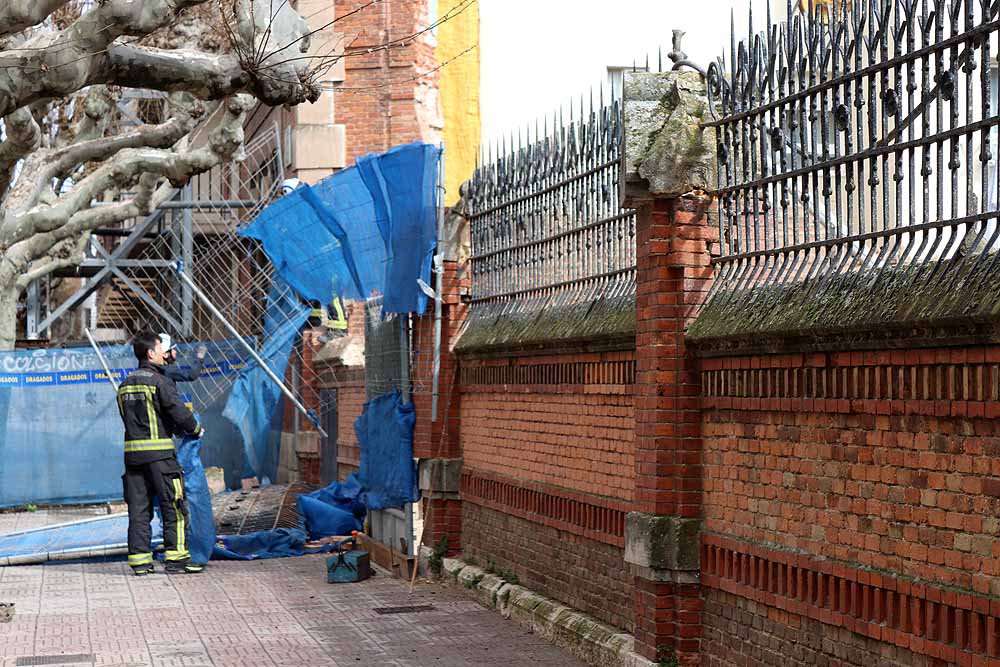 Fotos: Los bomberos han tenido que intervenir en la caída del muro exterior del antiguo colegio Niño Jesús