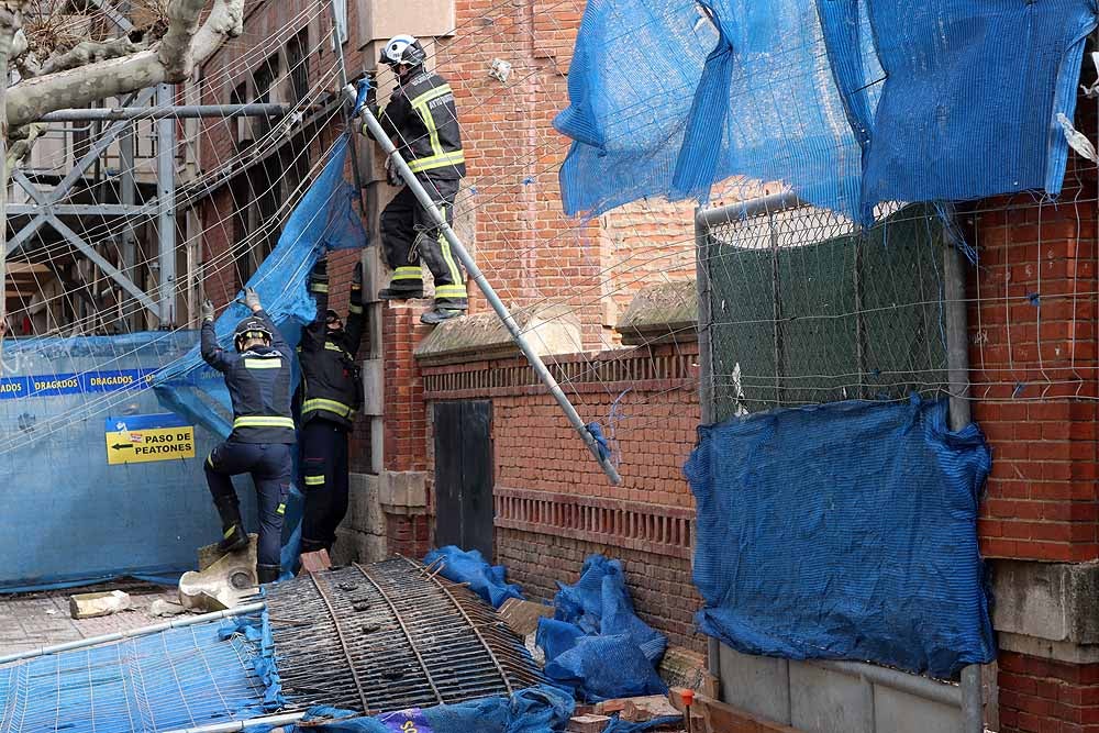 Fotos: Los bomberos han tenido que intervenir en la caída del muro exterior del antiguo colegio Niño Jesús