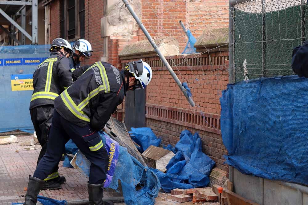 Fotos: Los bomberos han tenido que intervenir en la caída del muro exterior del antiguo colegio Niño Jesús