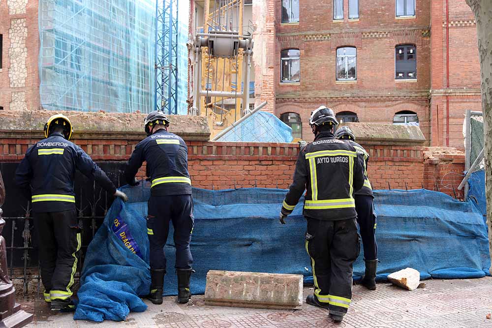 Fotos: Los bomberos han tenido que intervenir en la caída del muro exterior del antiguo colegio Niño Jesús