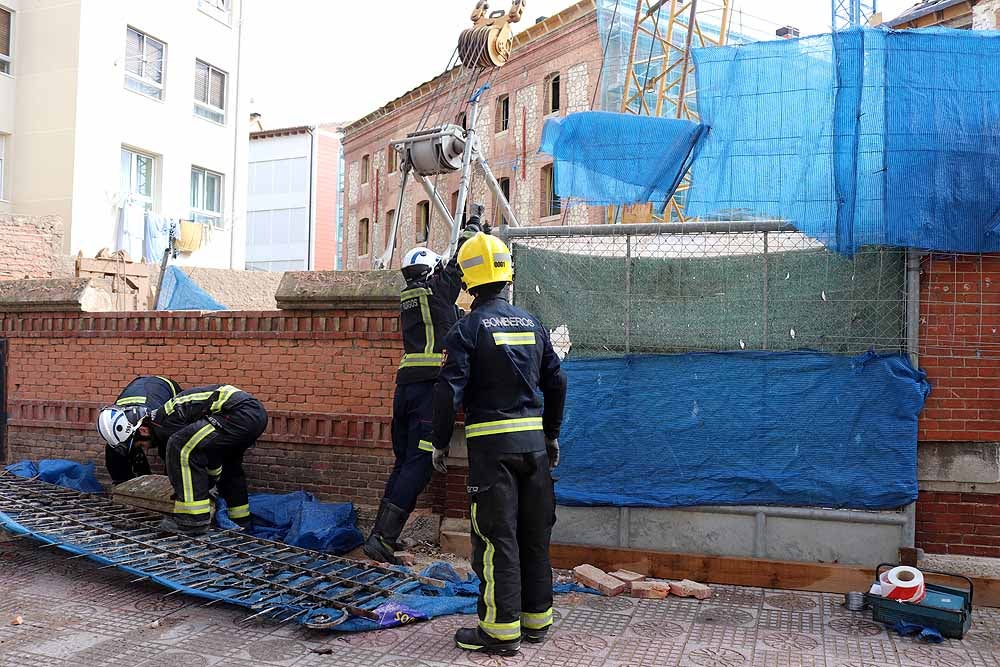 Fotos: Los bomberos han tenido que intervenir en la caída del muro exterior del antiguo colegio Niño Jesús