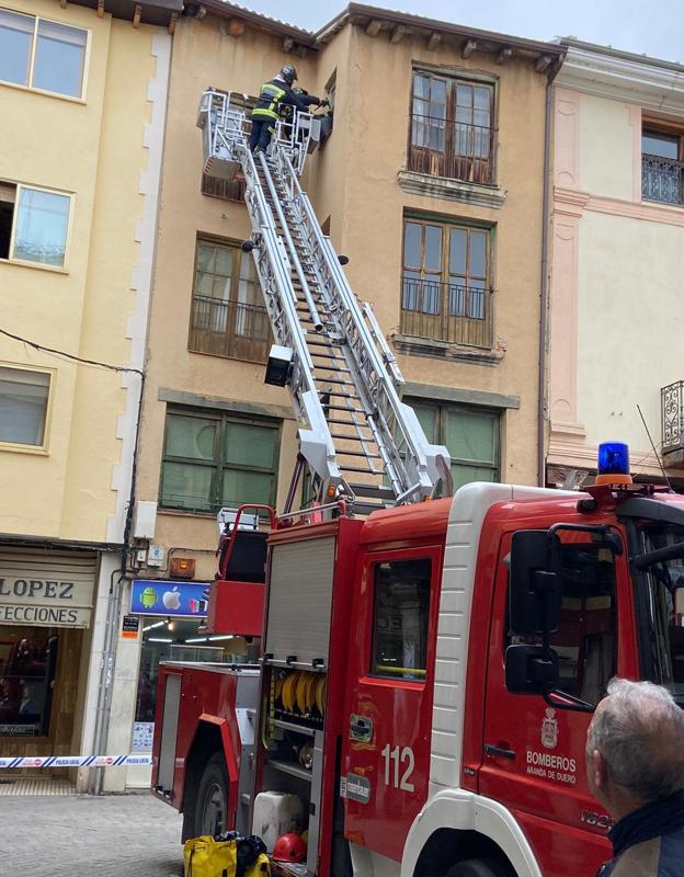 Imagen de la intervención de los bomberos de Aranda en la Plaza del Trigo