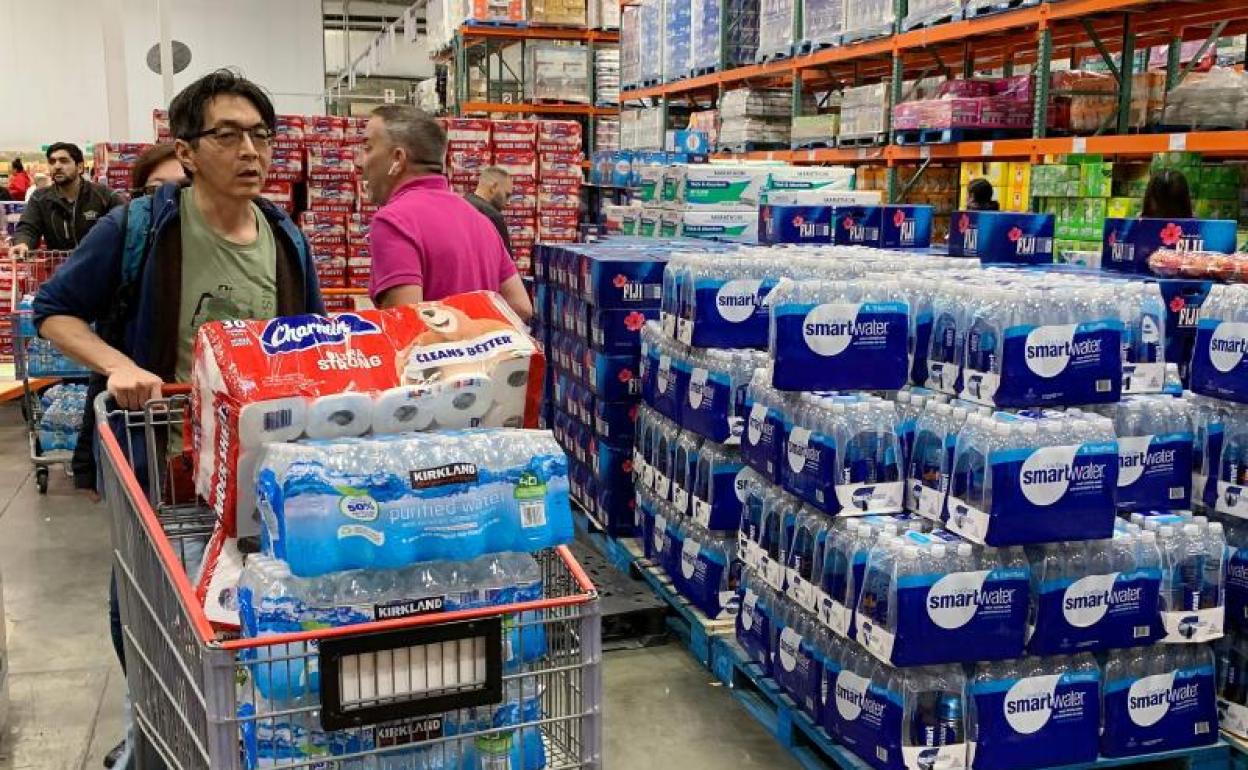 Varias personas se abastecen de comida y otros suministros en un supermercado de Los Ángeles (EE UU), ante posibles cuarentenas por el coronavirus.