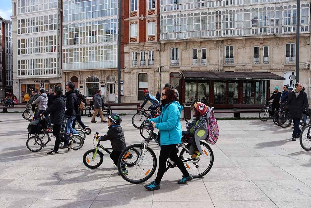 Fotos: Los ciclistas vuelve a llenar las calles de Burgos contra la Ordenanza de Movilidad