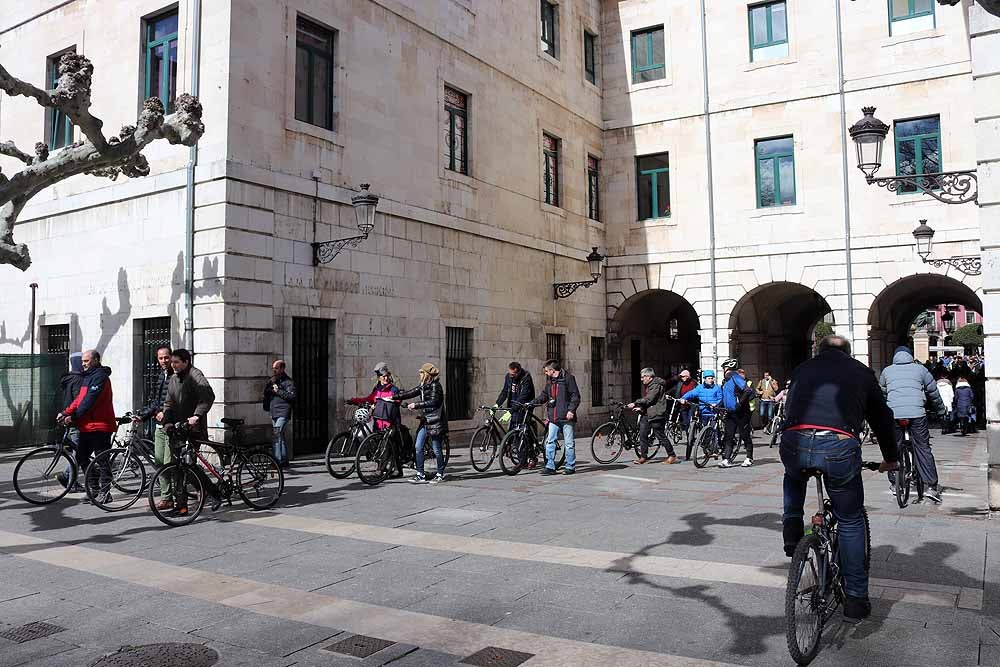 Fotos: Los ciclistas vuelve a llenar las calles de Burgos contra la Ordenanza de Movilidad