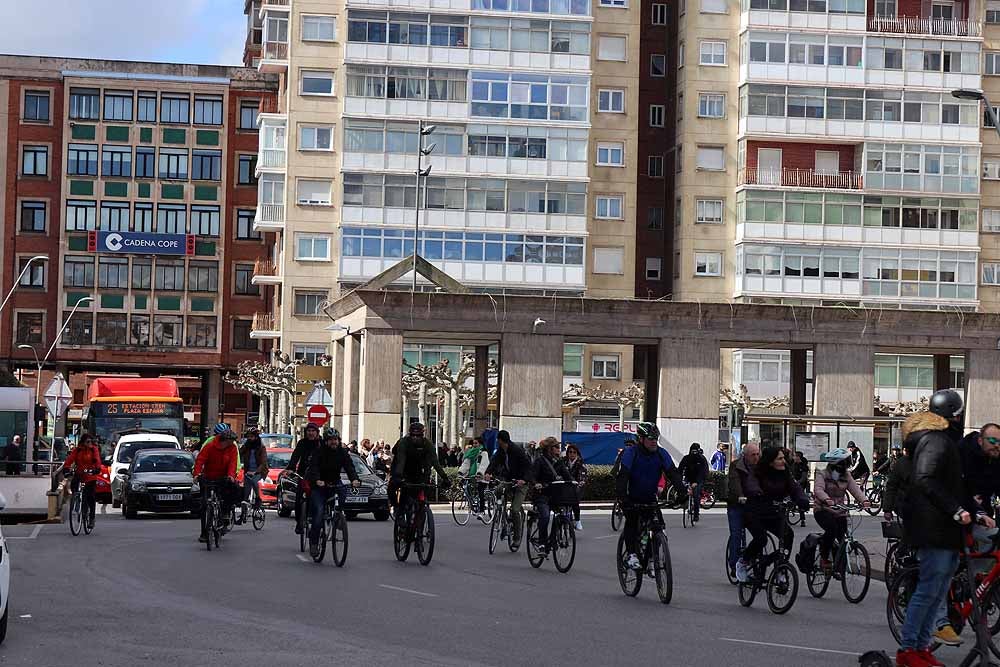 Fotos: Los ciclistas vuelve a llenar las calles de Burgos contra la Ordenanza de Movilidad