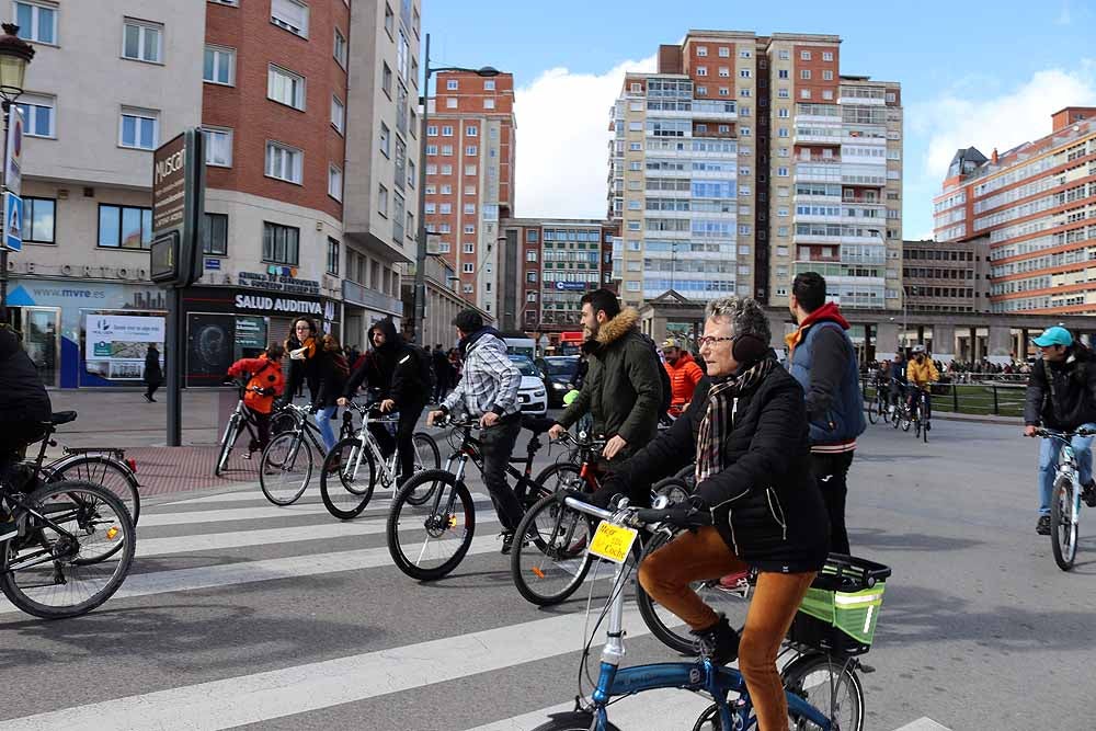 Fotos: Los ciclistas vuelve a llenar las calles de Burgos contra la Ordenanza de Movilidad