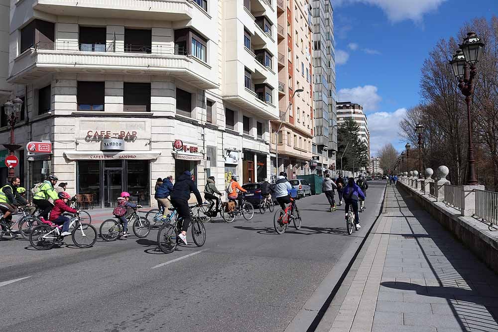 Fotos: Los ciclistas vuelve a llenar las calles de Burgos contra la Ordenanza de Movilidad