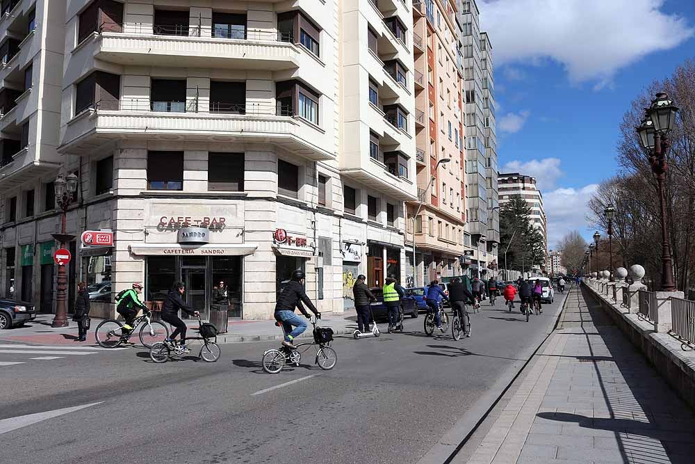 Fotos: Los ciclistas vuelve a llenar las calles de Burgos contra la Ordenanza de Movilidad