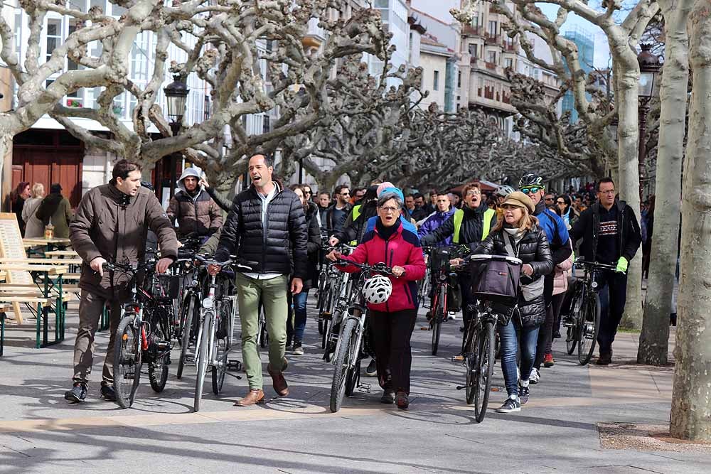 Fotos: Los ciclistas vuelve a llenar las calles de Burgos contra la Ordenanza de Movilidad