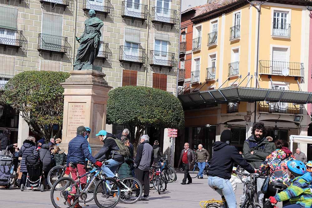 Fotos: Los ciclistas vuelve a llenar las calles de Burgos contra la Ordenanza de Movilidad