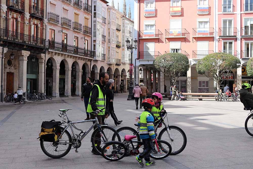 Fotos: Los ciclistas vuelve a llenar las calles de Burgos contra la Ordenanza de Movilidad