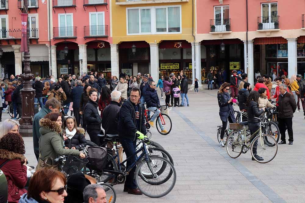 Fotos: Los ciclistas vuelve a llenar las calles de Burgos contra la Ordenanza de Movilidad