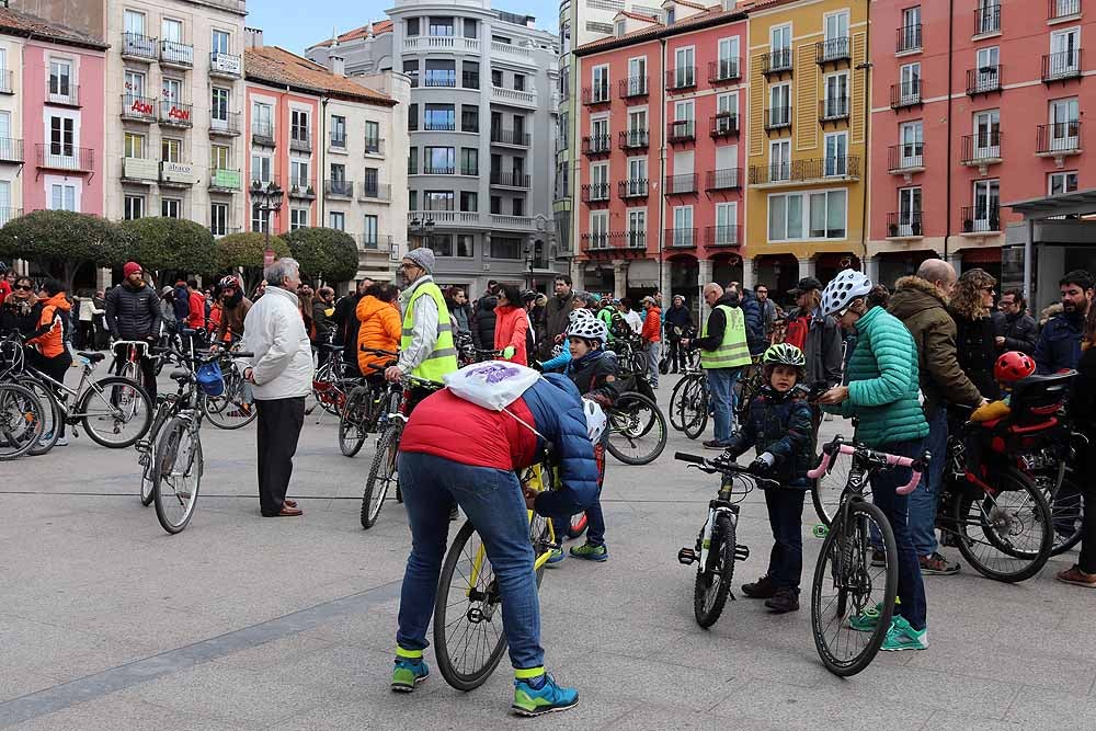 Fotos: Los ciclistas vuelve a llenar las calles de Burgos contra la Ordenanza de Movilidad