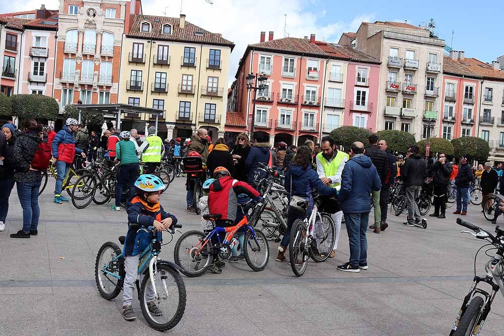 Fotos: Los ciclistas vuelve a llenar las calles de Burgos contra la Ordenanza de Movilidad