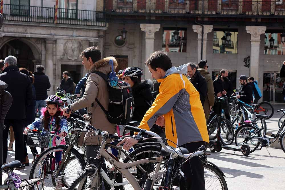 Fotos: Los ciclistas vuelve a llenar las calles de Burgos contra la Ordenanza de Movilidad