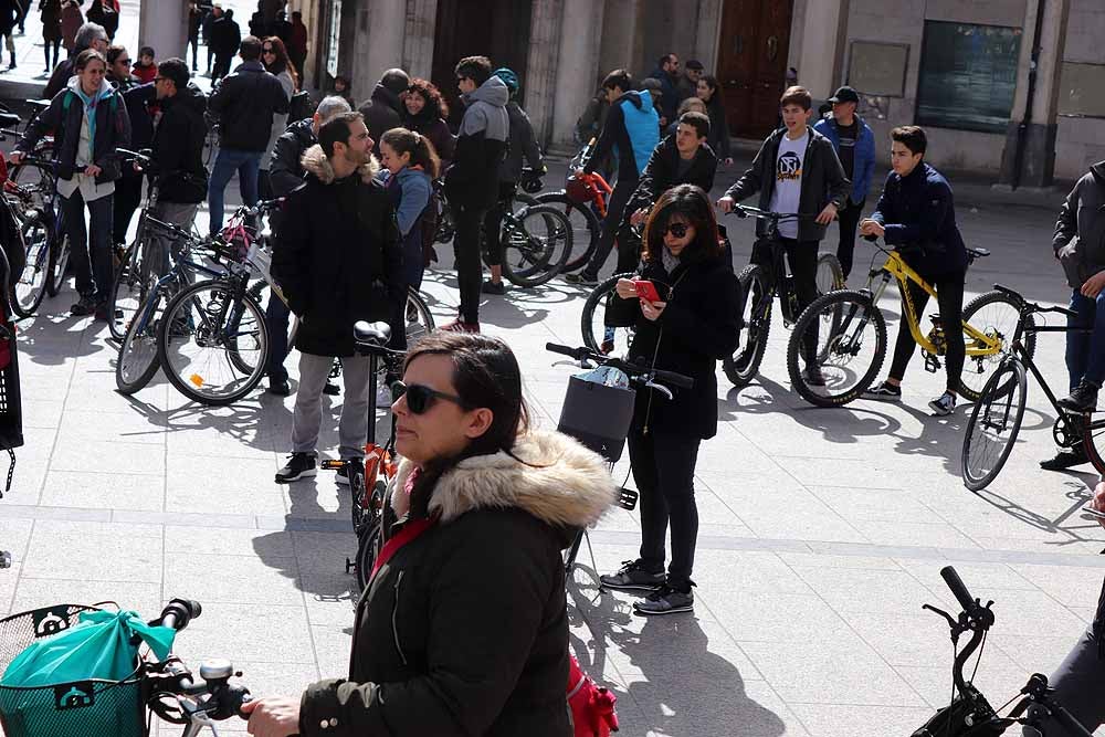 Fotos: Los ciclistas vuelve a llenar las calles de Burgos contra la Ordenanza de Movilidad