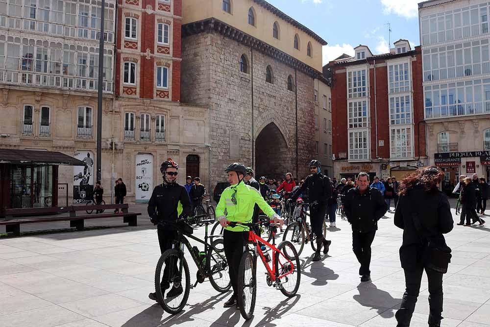 Fotos: Los ciclistas vuelve a llenar las calles de Burgos contra la Ordenanza de Movilidad