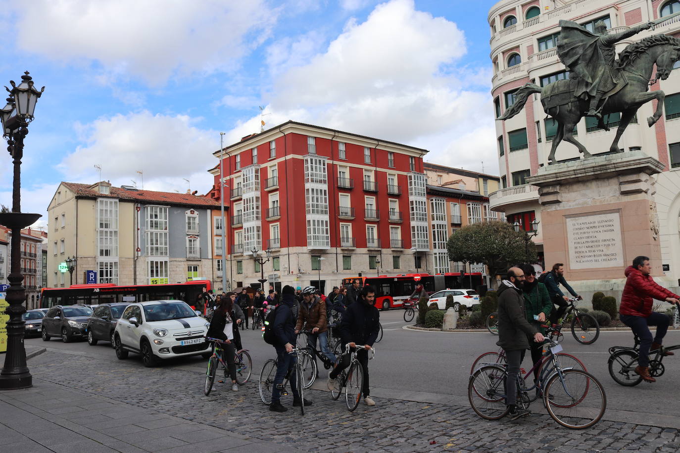 Fotos: Los ciclistas vuelve a llenar las calles de Burgos contra la Ordenanza de Movilidad