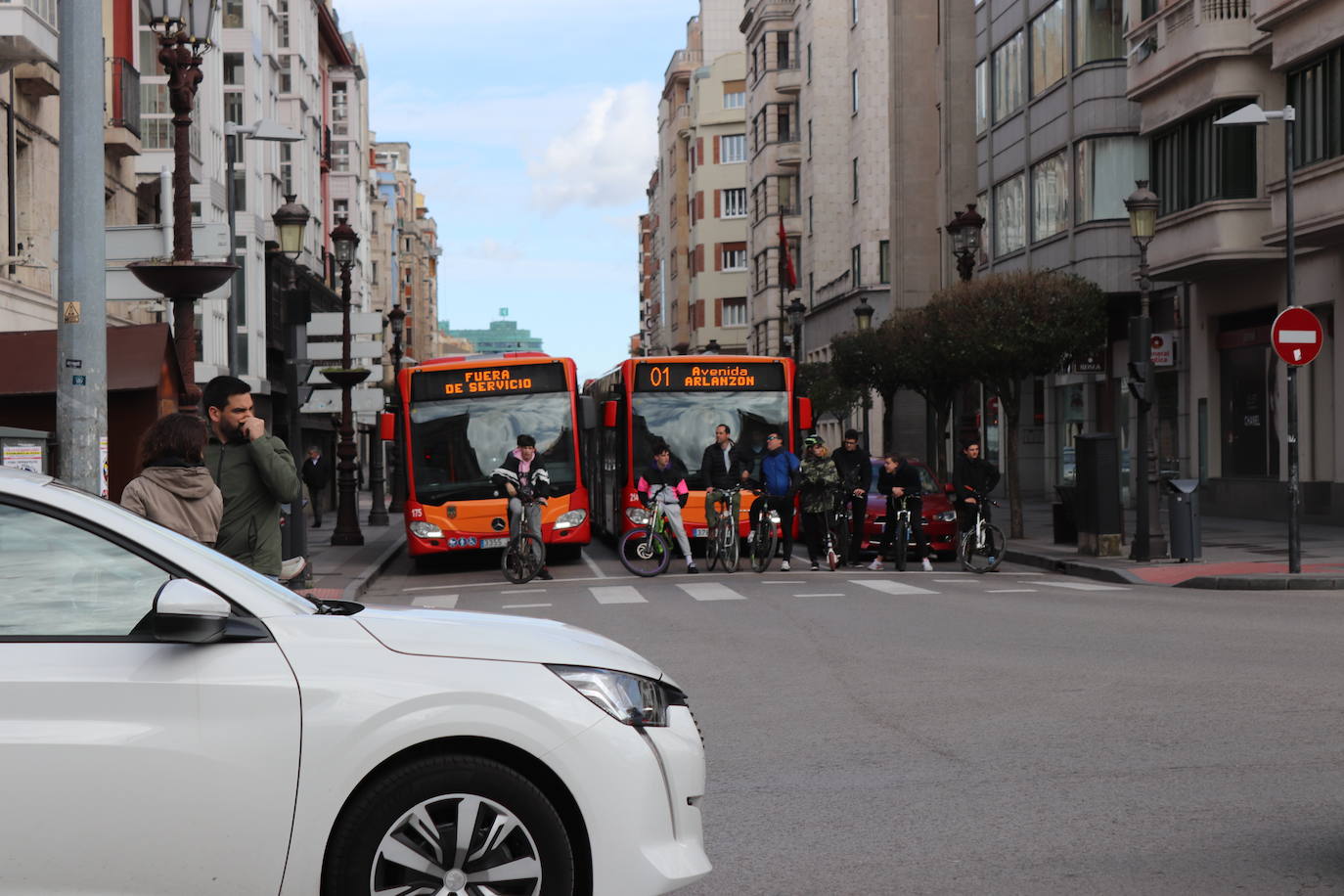 Fotos: Los ciclistas vuelve a llenar las calles de Burgos contra la Ordenanza de Movilidad