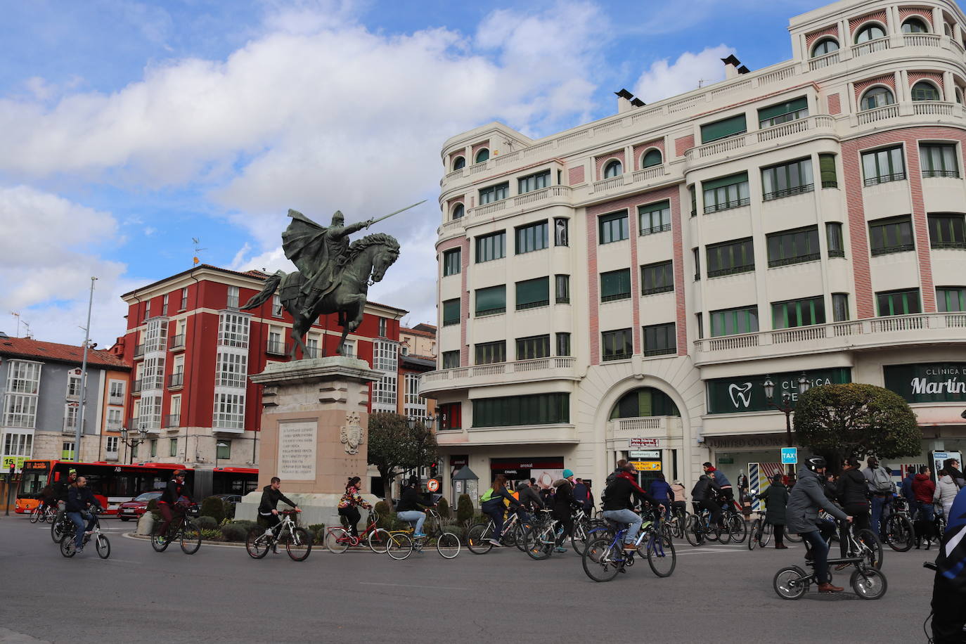 Fotos: Los ciclistas vuelve a llenar las calles de Burgos contra la Ordenanza de Movilidad