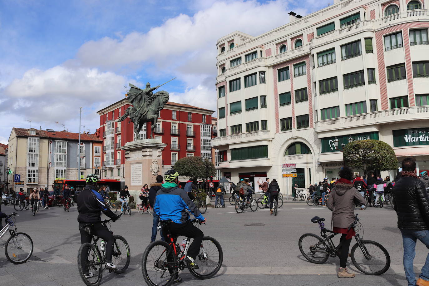 Fotos: Los ciclistas vuelve a llenar las calles de Burgos contra la Ordenanza de Movilidad