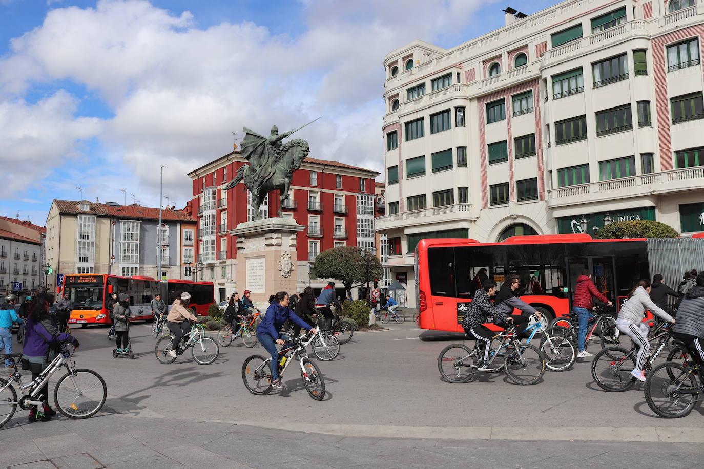 Fotos: Los ciclistas vuelve a llenar las calles de Burgos contra la Ordenanza de Movilidad