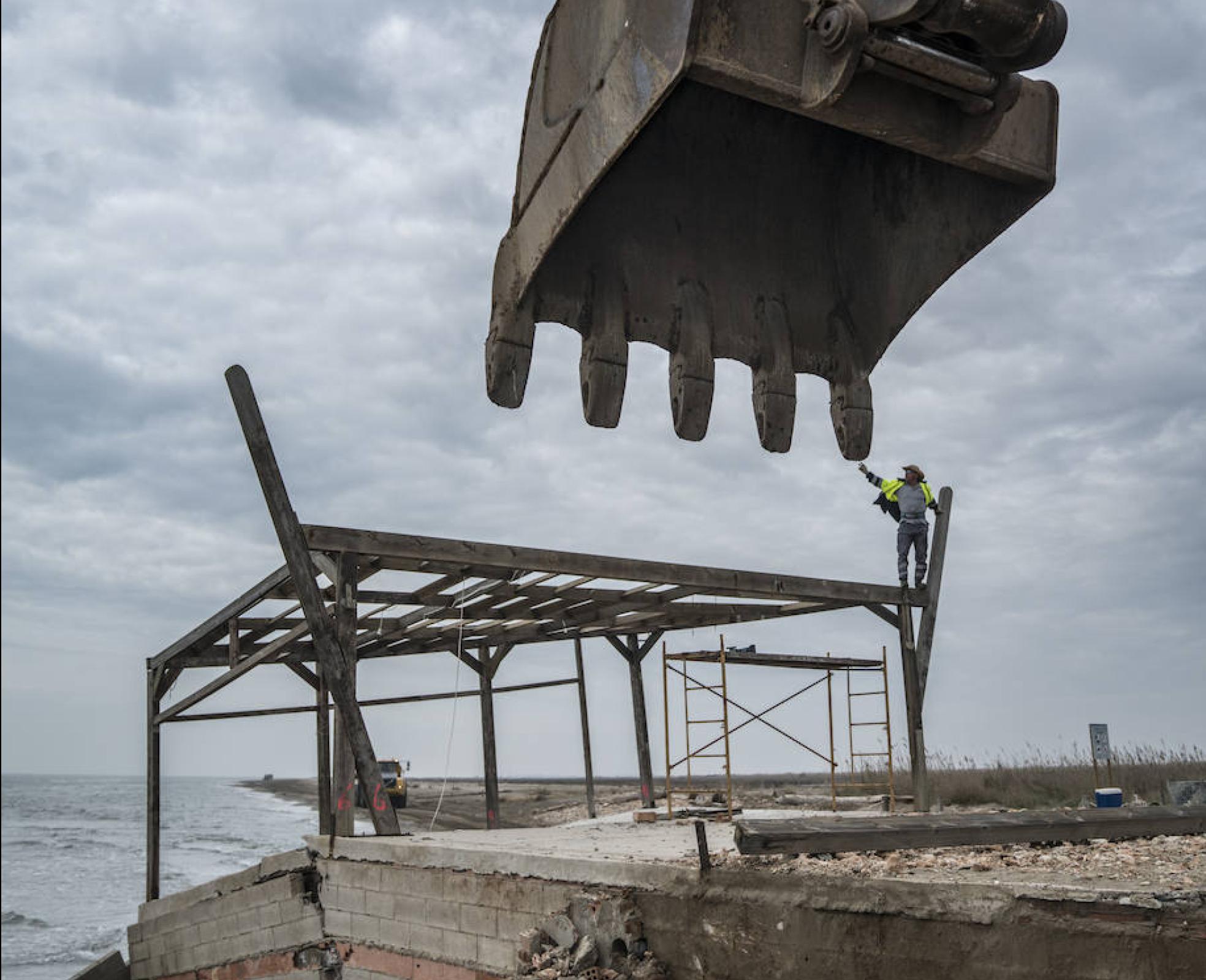 Excavadoras trabajan en el frente más occidental del delta. 'Gloria' causó cuantiosos daños en la isla de Buda y las playas del Trabucador o La Marquesa.