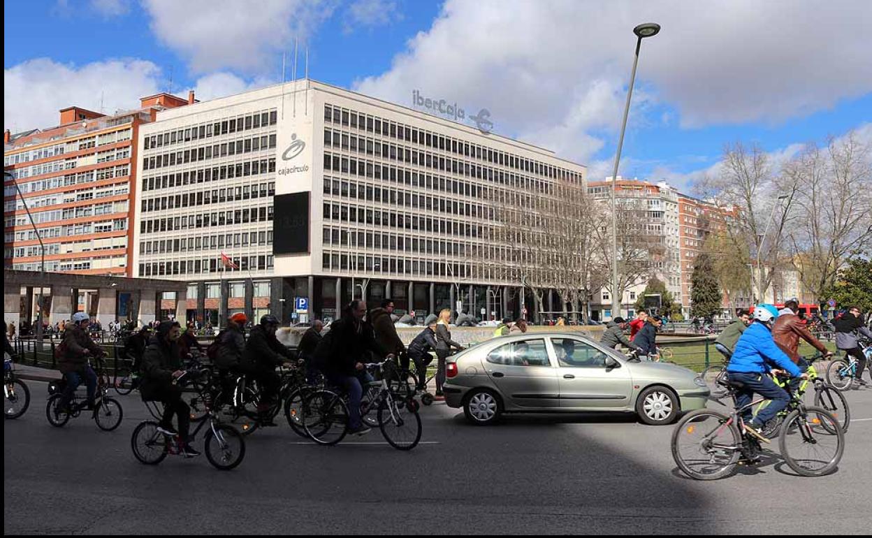 Las bicicletas han interrumpido el tráfico en la Plaza de España