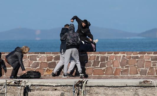 Un periodista es agredido este domingo en Lesbos.