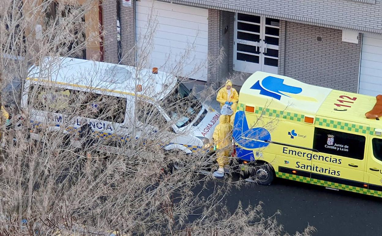 Traslado de un cuarto paciente desde Campanillas al hospital en León al dar positivo en el test rápido. 