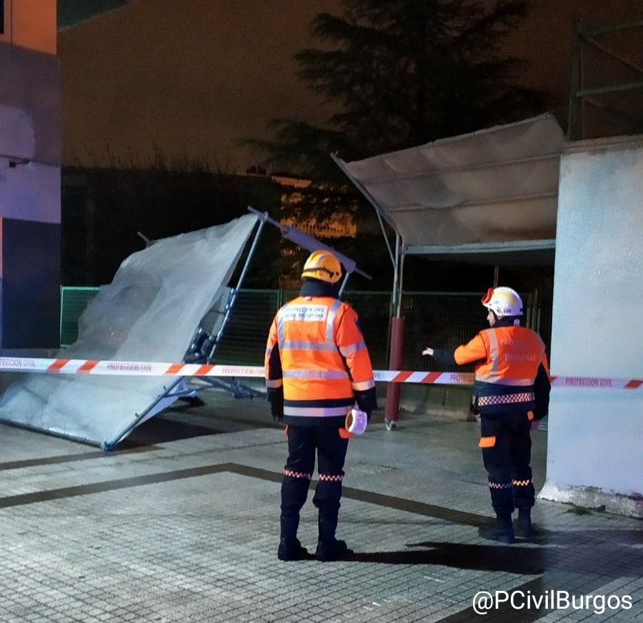 El viento ha desprendido parte del tejado de la iglesia de Santo Domingo de Guzmán y el de una nave en la zona de Hipercor, que ha seccionado un cable eléctrico que ha dejado sin luz a la zona sur y al barrio San Pedro y San Felices.